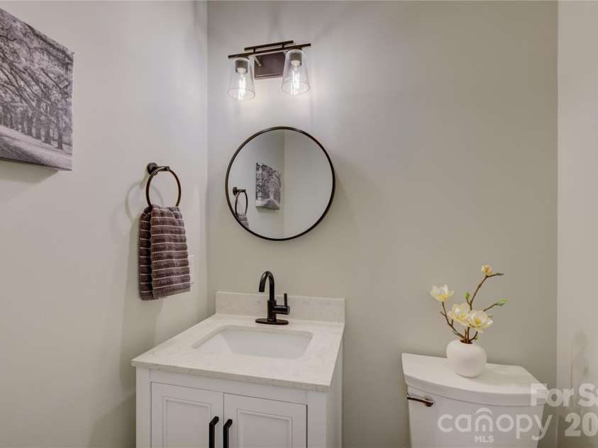 13722 Glen Abbey Drive, Charlotte, NC 28278.  MLS# CAR4391343, YatesRealty ID 37986. 1/2 bath on the main