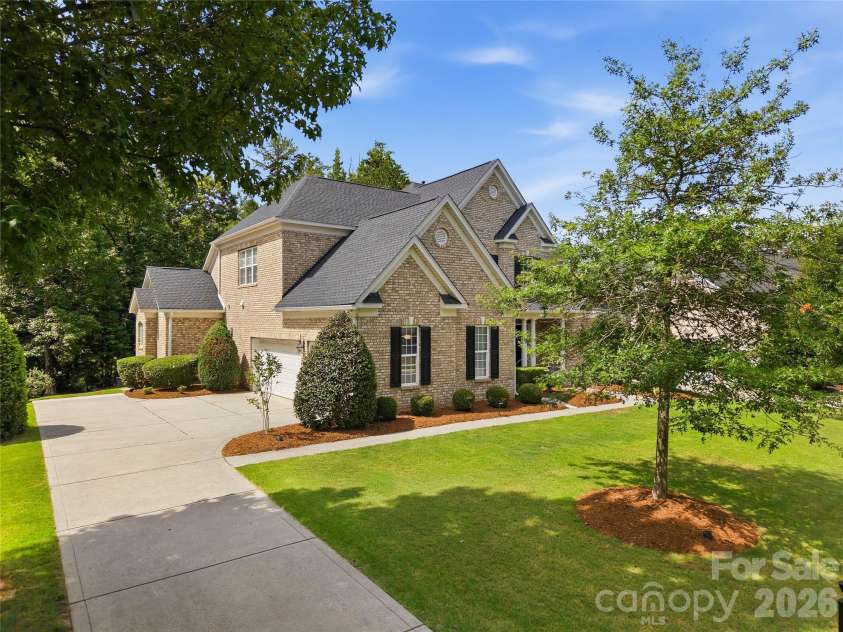 13722 Glen Abbey Drive, Charlotte, NC 28278.  MLS# CAR4391343, YatesRealty ID 37986. 3 car side load garage