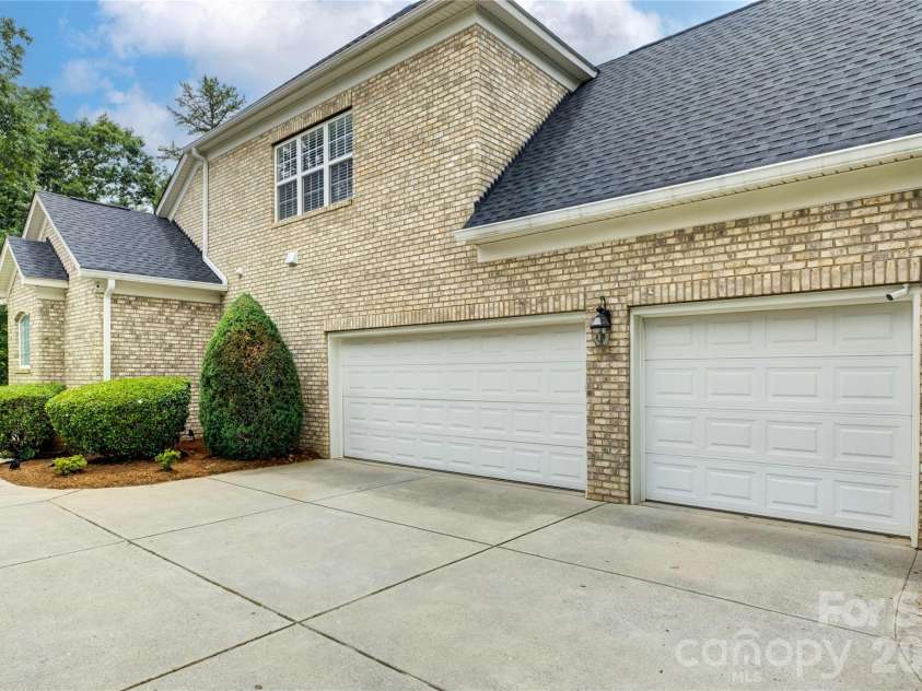 13722 Glen Abbey Drive, Charlotte, NC 28278.  MLS# CAR4391343, YatesRealty ID 37986. 3 car sideload garage