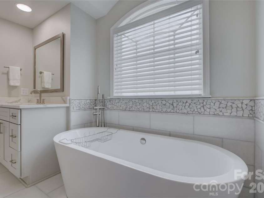 13722 Glen Abbey Drive, Charlotte, NC 28278.  MLS# CAR4391343, YatesRealty ID 37986. 