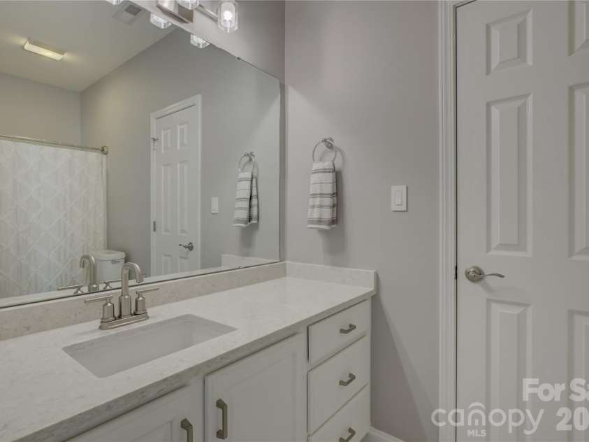 13722 Glen Abbey Drive, Charlotte, NC 28278.  MLS# CAR4391343, YatesRealty ID 37986. Bathroom for bedroom 4