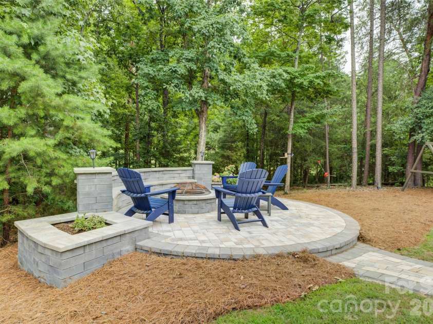 13722 Glen Abbey Drive, Charlotte, NC 28278.  MLS# CAR4391343, YatesRealty ID 37986. Custom built fire pit area