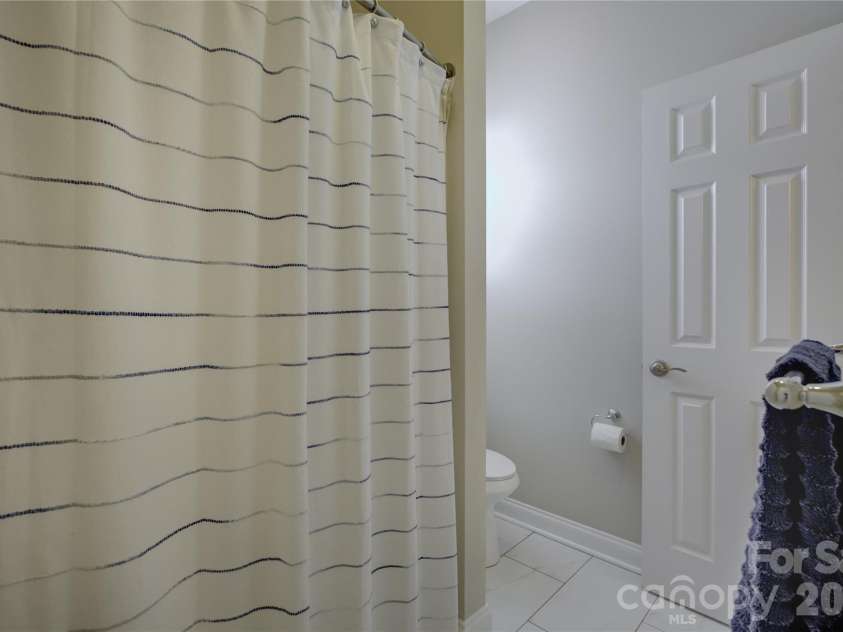 13722 Glen Abbey Drive, Charlotte, NC 28278.  MLS# CAR4391343, YatesRealty ID 37986. Jack & Jill between bedroom 2 and 3