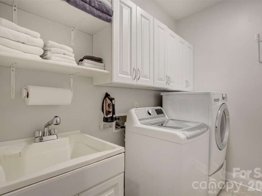 13722 Glen Abbey Drive, Charlotte, NC 28278.  MLS# CAR4391343, YatesRealty ID 37986. Laundry room on the main