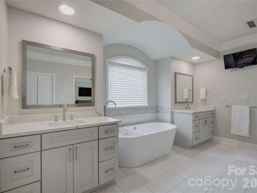 13722 Glen Abbey Drive, Charlotte, NC 28278.  MLS# CAR4391343, YatesRealty ID 37986. Primary renovated bath