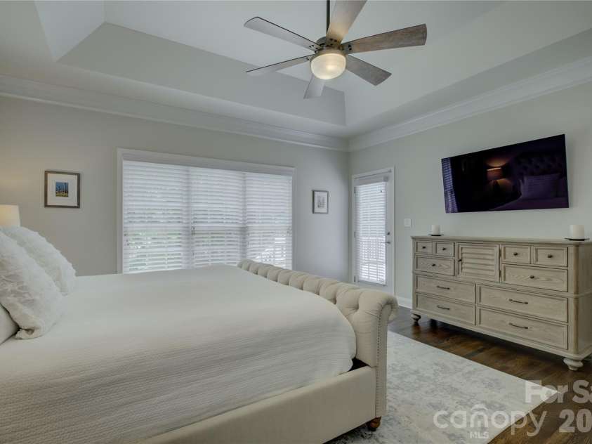 13722 Glen Abbey Drive, Charlotte, NC 28278.  MLS# CAR4391343, YatesRealty ID 37986. Primary suite with access to the back deck