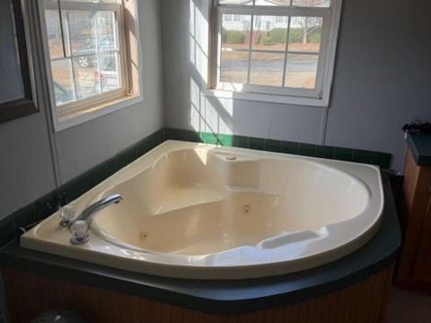 127 Knight N Gail Drive, Mooresville, NC 28115.  MLS# CAR4341014, YatesRealty ID 3799. Mas Bath W/Jacuzzi tub