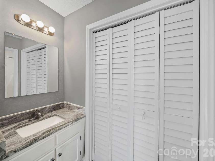 855 Nottingham Drive, Gastonia, NC 28054.  MLS# CAR4332279, YatesRealty ID 3799. Primary bath