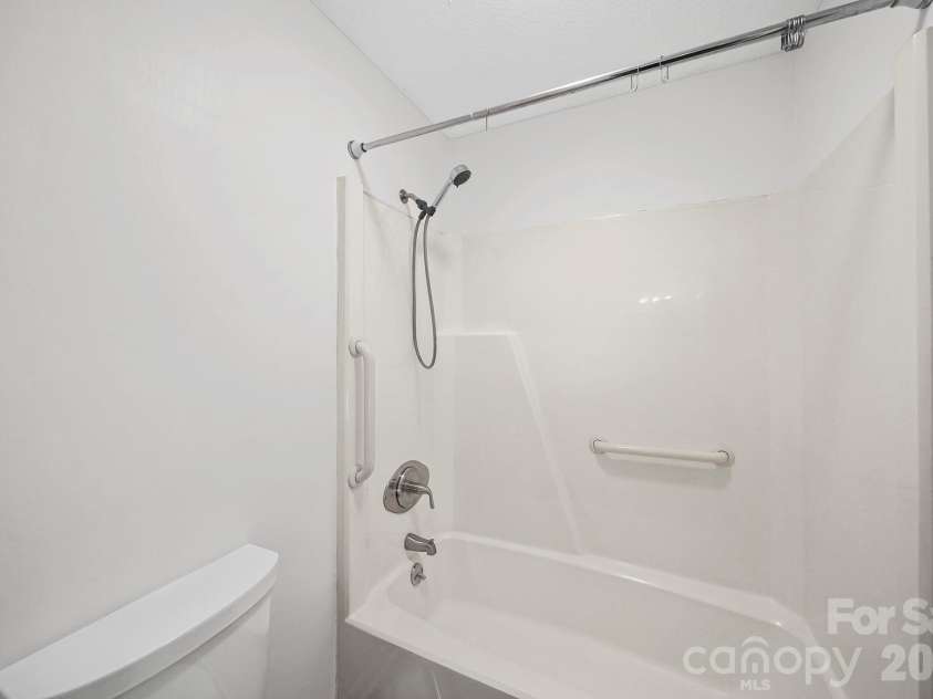 855 Nottingham Drive, Gastonia, NC 28054.  MLS# CAR4332279, YatesRealty ID 3799. Primary bath