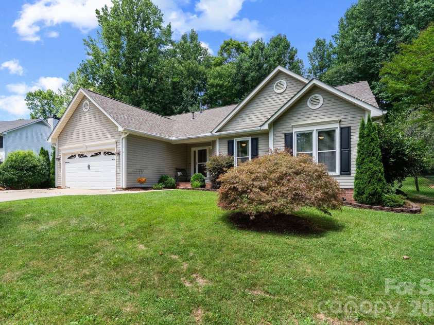 239 Windsor Forest Circle, Fletcher, NC 28732.  MLS# CAR4402613, YatesRealty ID 37991. 