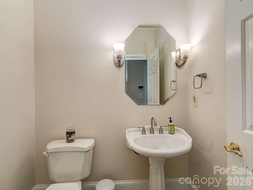 1733 White Pond Lane, Waxhaw, NC 28173.  MLS# CAR4398869, YatesRealty ID 37993. Main Floor half bath
