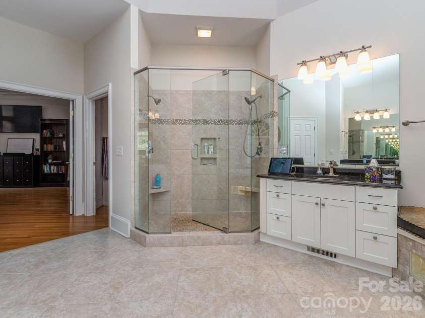 1733 White Pond Lane, Waxhaw, NC 28173.  MLS# CAR4398869, YatesRealty ID 37993. Primary Bath