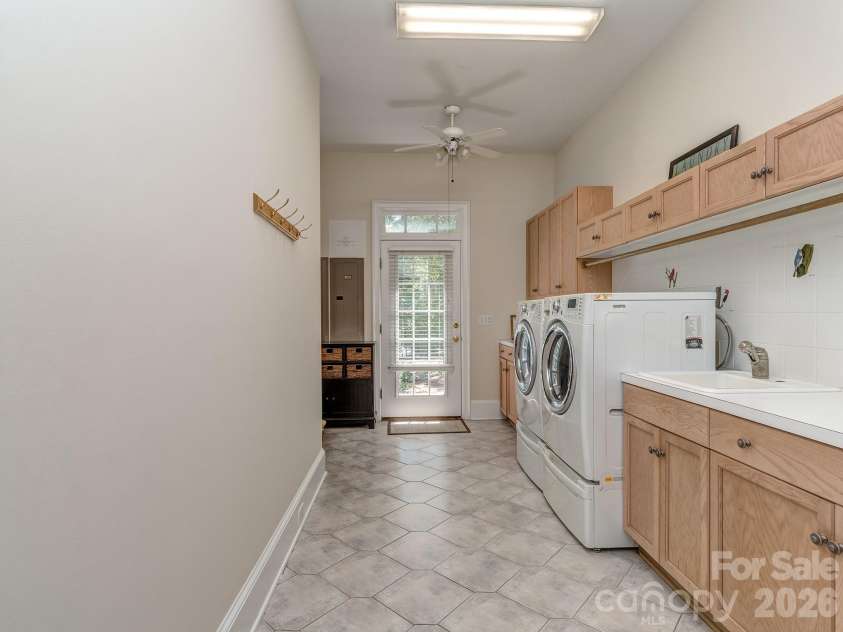 1733 White Pond Lane, Waxhaw, NC 28173.  MLS# CAR4398869, YatesRealty ID 37993. Primary Level Laundry Room