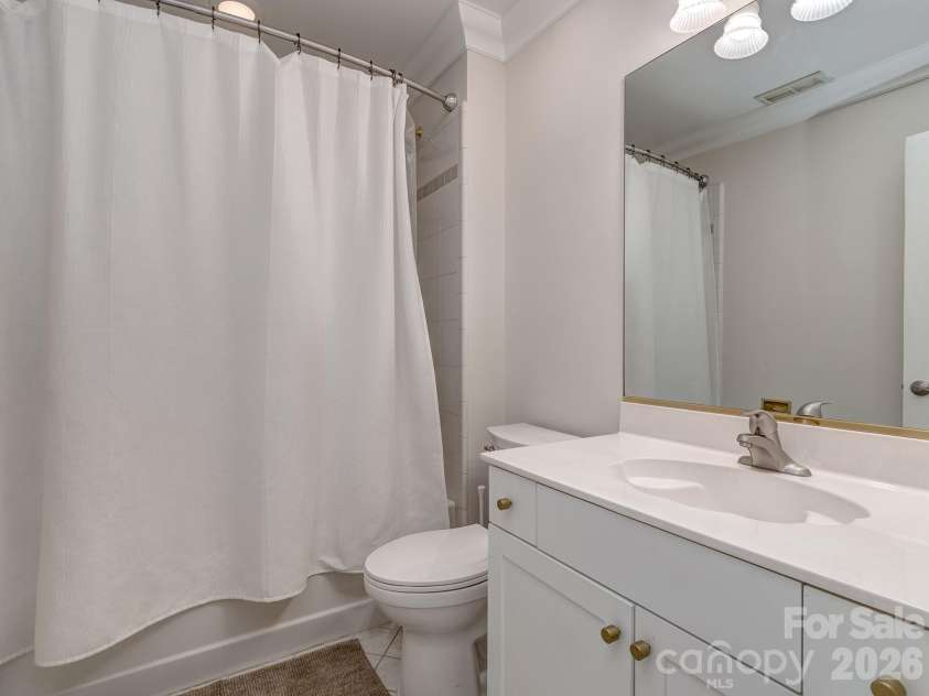1733 White Pond Lane, Waxhaw, NC 28173.  MLS# CAR4398869, YatesRealty ID 37993. Second Floor Hall Bath