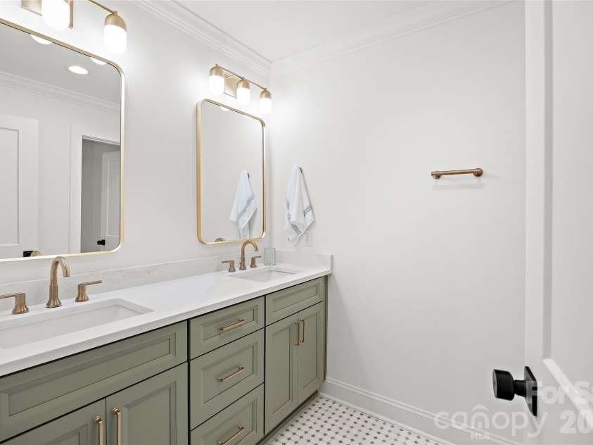 839 Montford Drive, Charlotte, NC 28209.  MLS# CAR4402790, YatesRealty ID 37994. 