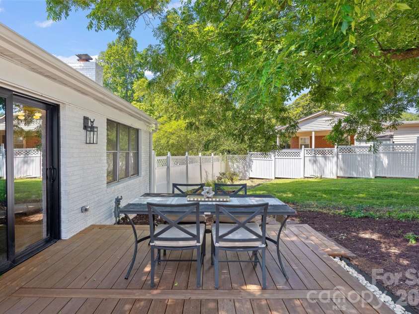839 Montford Drive, Charlotte, NC 28209.  MLS# CAR4402790, YatesRealty ID 37994. 