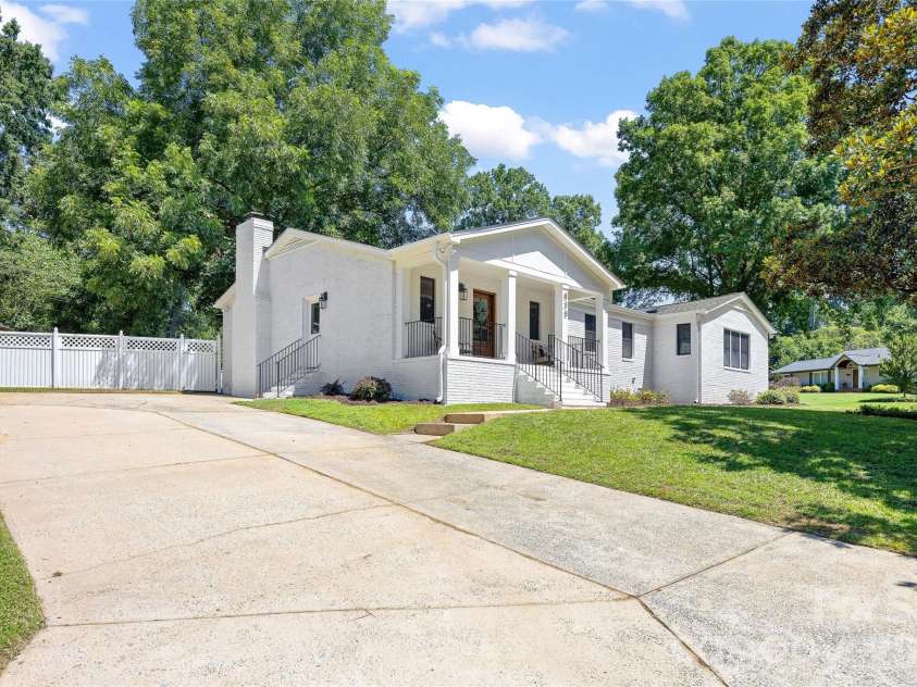 839 Montford Drive, Charlotte, NC 28209.  MLS# CAR4402790, YatesRealty ID 37994. 