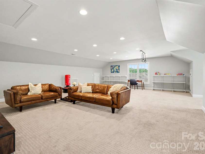 16619 Flintrock Falls Lane, Charlotte, NC 28278.  MLS# CAR4396273, YatesRealty ID 37997. 