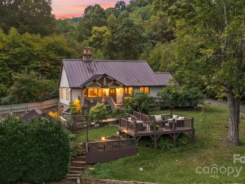 25 View Ridge Parkway, Leicester, NC 28748.  MLS# CAR4288703, YatesRealty ID 38. 