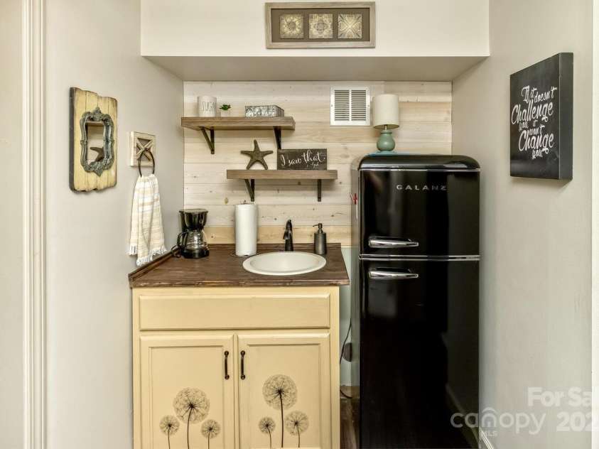 25 View Ridge Parkway, Leicester, NC 28748.  MLS# CAR4288703, YatesRealty ID 38. 