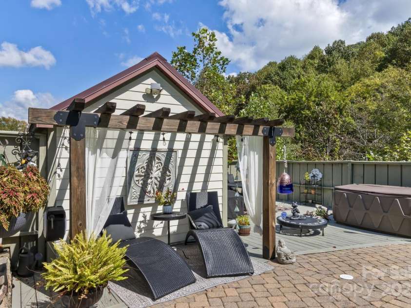 25 View Ridge Parkway, Leicester, NC 28748.  MLS# CAR4288703, YatesRealty ID 38. 