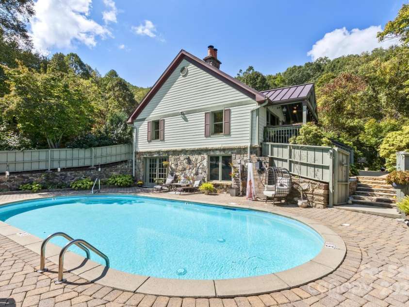 25 View Ridge Parkway, Leicester, NC 28748.  MLS# CAR4288703, YatesRealty ID 38. 