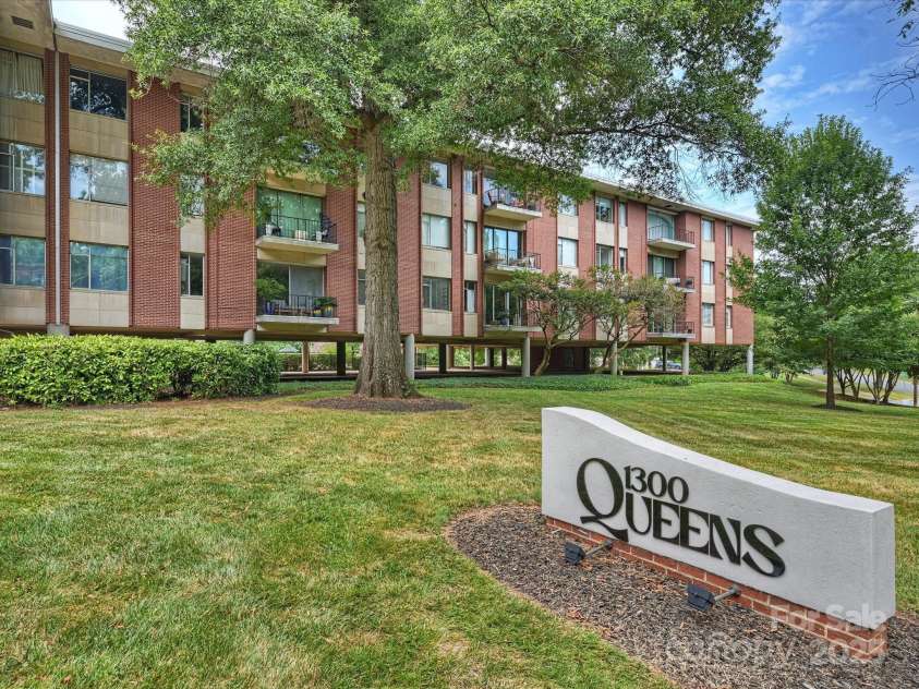 1300 Queens Road, Charlotte, NC 28207.  MLS# CAR4283635, YatesRealty ID 3800. Completely Renovated End-Unit Condo on Second Floor