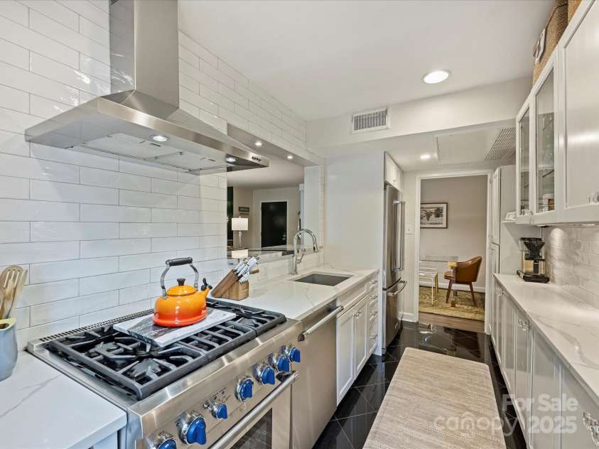 1300 Queens Road, Charlotte, NC 28207.  MLS# CAR4283635, YatesRealty ID 3800. Gas Thermador Stove with Vented Hood, Thermador Dishwasher, KitchenAid Refrigerator