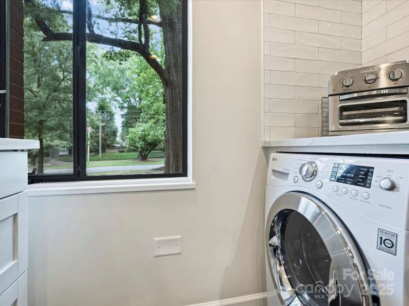 1300 Queens Road, Charlotte, NC 28207.  MLS# CAR4283635, YatesRealty ID 3800. LG Washer/dryer in Kitchen