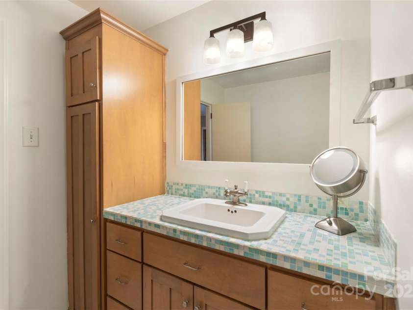 1300 Queens Road, Charlotte, NC 28207.  MLS# CAR4300258, YatesRealty ID 3800. 