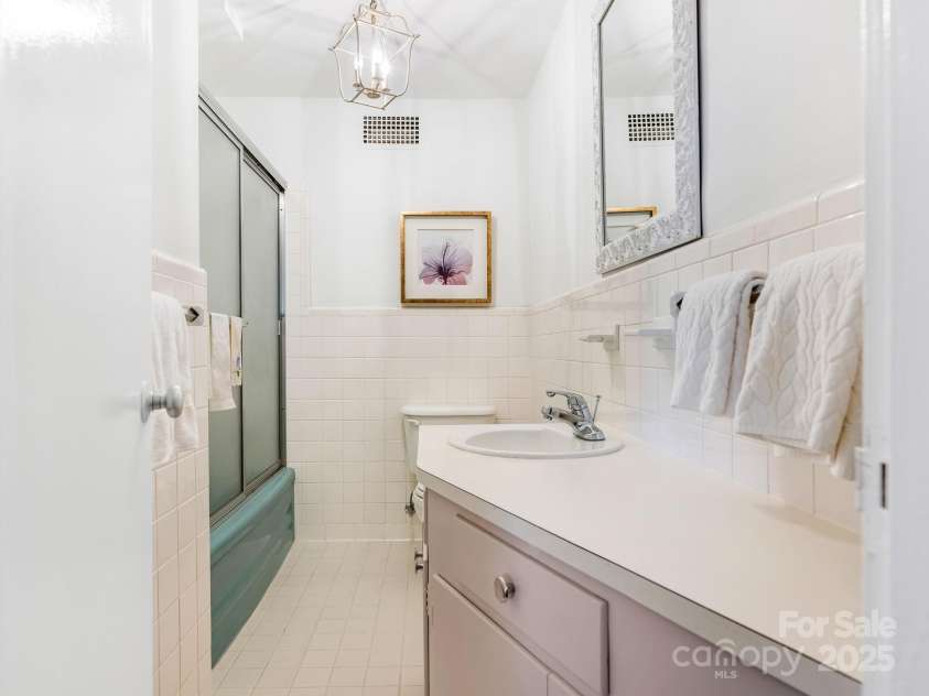 1300 Queens Road, Charlotte, NC 28207.  MLS# CAR4314374, YatesRealty ID 3800. Hall Bathroom