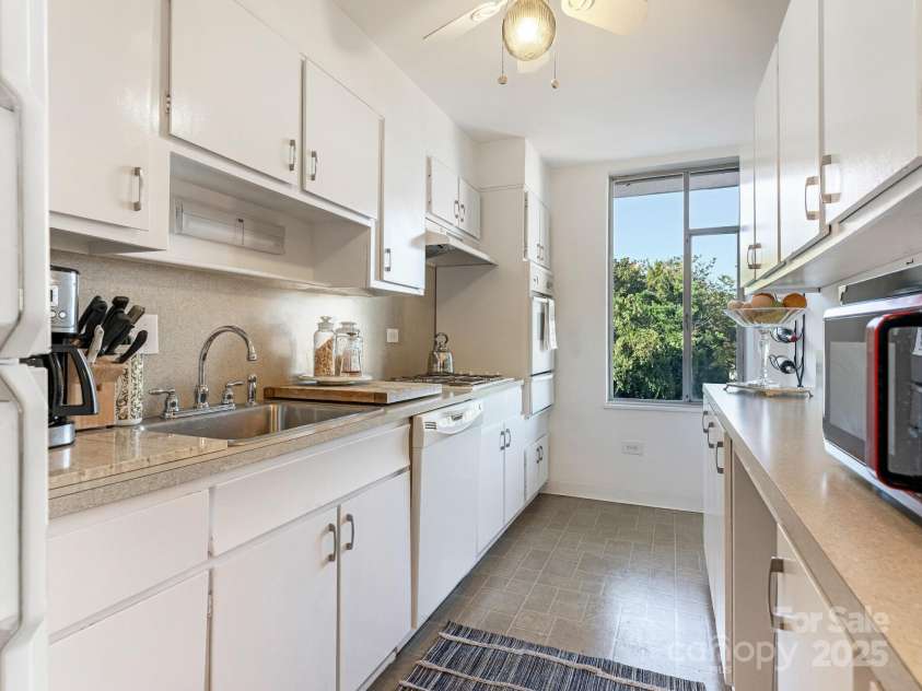 1300 Queens Road, Charlotte, NC 28207.  MLS# CAR4314374, YatesRealty ID 3800. Kitchen