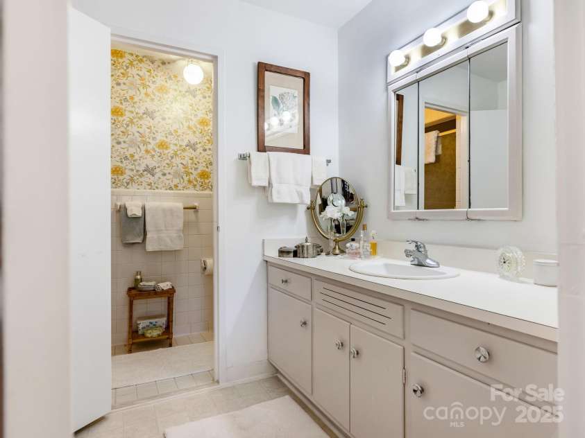 1300 Queens Road, Charlotte, NC 28207.  MLS# CAR4314374, YatesRealty ID 3800. Primary Bath