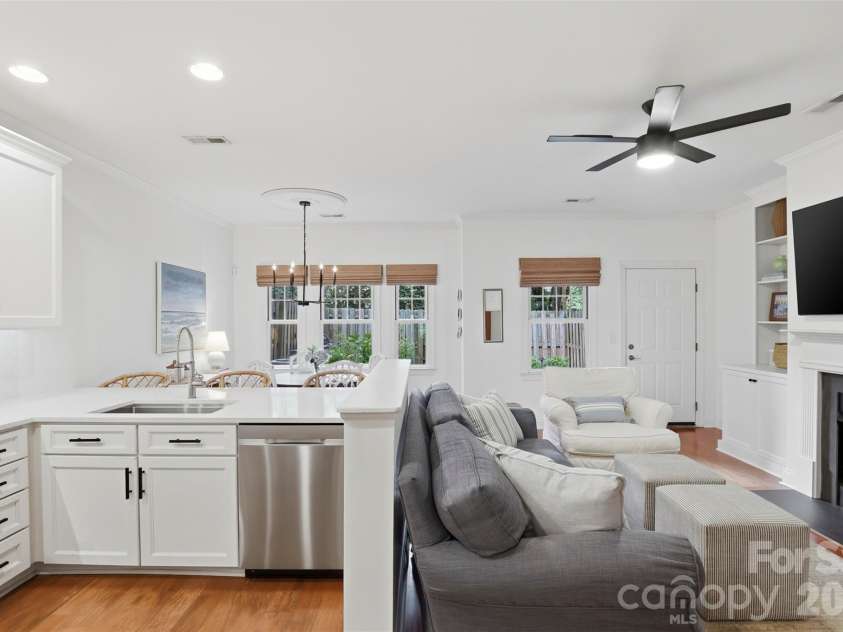 4613 Dabney Vigor Drive, Charlotte, NC 28209.  MLS# CAR4386570, YatesRealty ID 38001. 