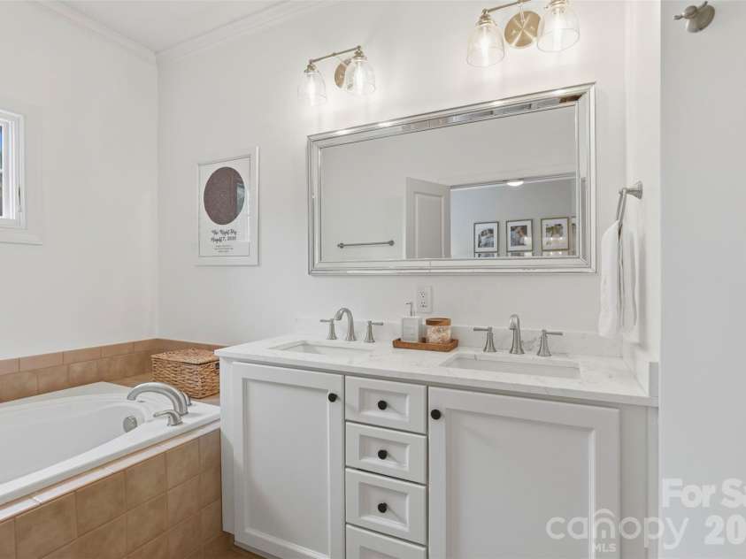 4613 Dabney Vigor Drive, Charlotte, NC 28209.  MLS# CAR4386570, YatesRealty ID 38001. 