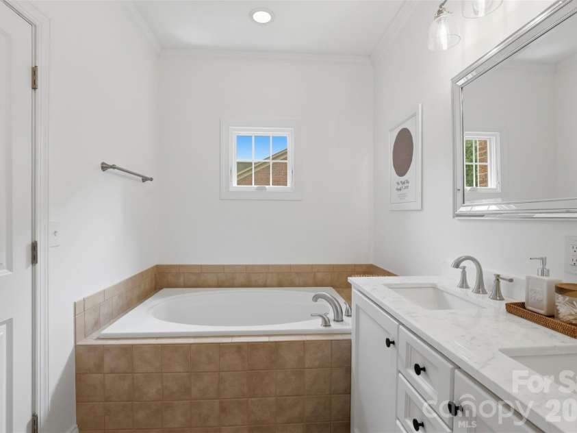 4613 Dabney Vigor Drive, Charlotte, NC 28209.  MLS# CAR4386570, YatesRealty ID 38001. 