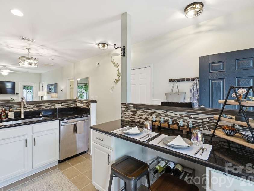 203 Tail Race Lane, Fort Mill, SC 29715.  MLS# CAR4402289, YatesRealty ID 38003. Breakfast bar