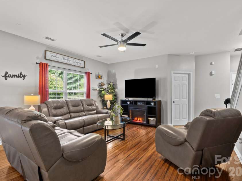 6600 Hermsley Road, Charlotte, NC 28278.  MLS# CAR4404329, YatesRealty ID 38004. 
