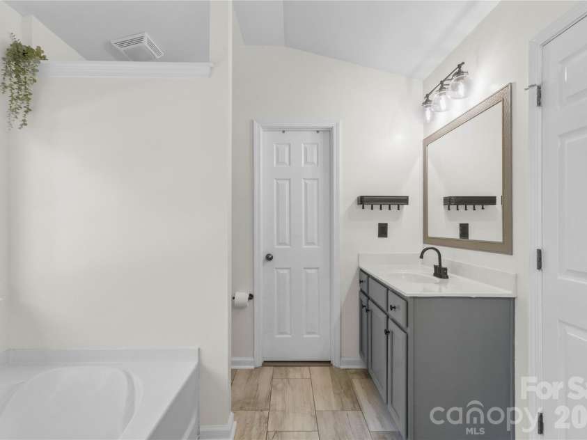 6600 Hermsley Road, Charlotte, NC 28278.  MLS# CAR4404329, YatesRealty ID 38004. 