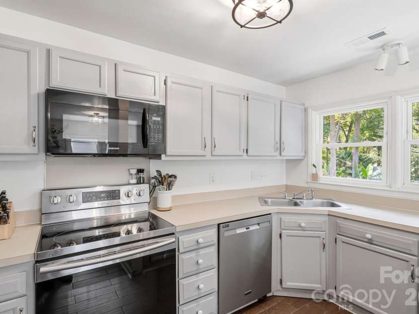 7112 Walterboro Road, Charlotte, NC 28227.  MLS# CAR4403762, YatesRealty ID 38005. Beautiful Chef's Kitchen