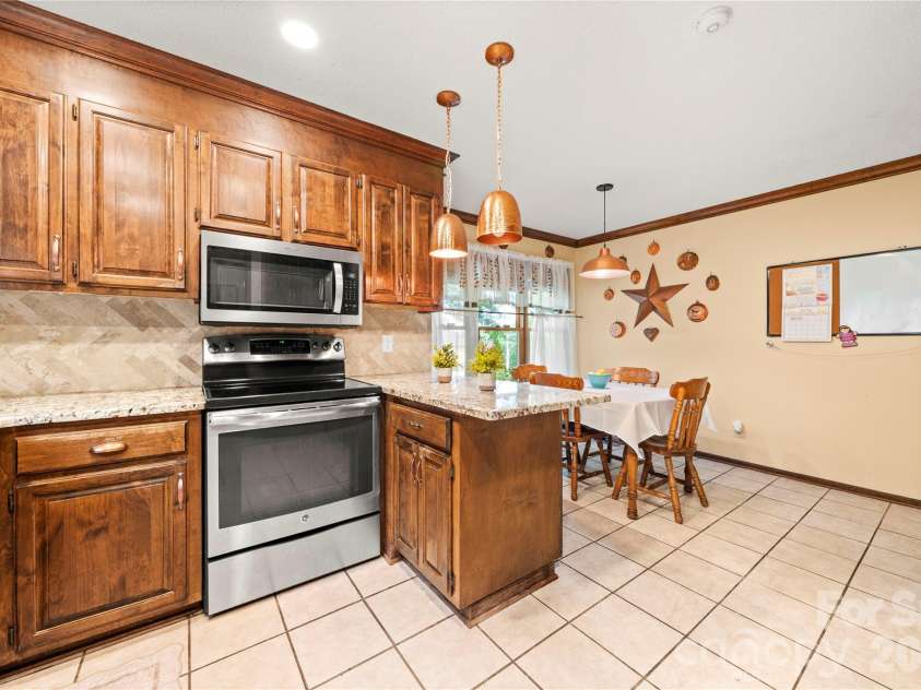 110 Jason Drive, Kings Mountain, NC 28086.  MLS# CAR4403238, YatesRealty ID 38011. Kitchen & Breakfast area