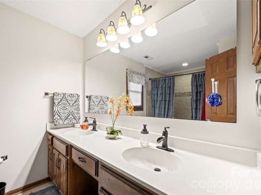 110 Jason Drive, Kings Mountain, NC 28086.  MLS# CAR4403238, YatesRealty ID 38011. Master En Suite Bathroom
