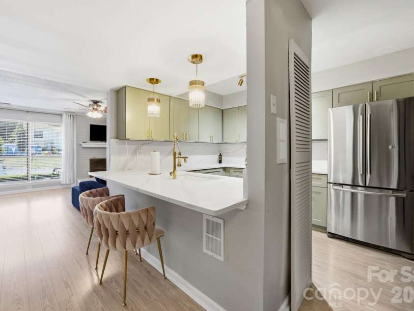 11002 Carmel Crossing Road, Charlotte, NC 28226.  MLS# CAR4404819, YatesRealty ID 38015. Bar/kitchen