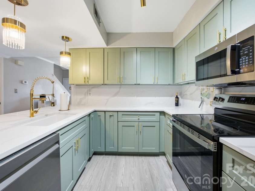 11002 Carmel Crossing Road, Charlotte, NC 28226.  MLS# CAR4404819, YatesRealty ID 38015. Kitchen
