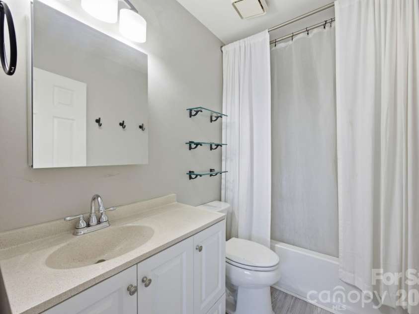 11002 Carmel Crossing Road, Charlotte, NC 28226.  MLS# CAR4404819, YatesRealty ID 38015. Primary bath