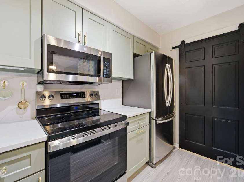 11002 Carmel Crossing Road, Charlotte, NC 28226.  MLS# CAR4404819, YatesRealty ID 38015. Range, laundry room