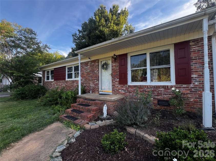 203 Kenwood Drive, Shelby, NC 28150.  MLS# CAR4396962, YatesRealty ID 38017. 