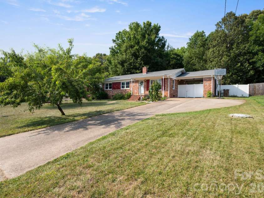 203 Kenwood Drive, Shelby, NC 28150.  MLS# CAR4396962, YatesRealty ID 38017. 