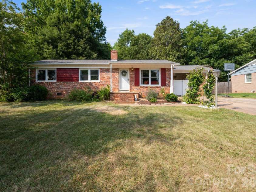 203 Kenwood Drive, Shelby, NC 28150.  MLS# CAR4396962, YatesRealty ID 38017. 