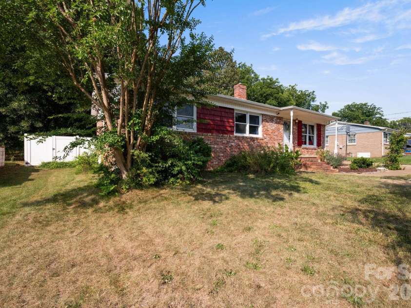 203 Kenwood Drive, Shelby, NC 28150.  MLS# CAR4396962, YatesRealty ID 38017. 